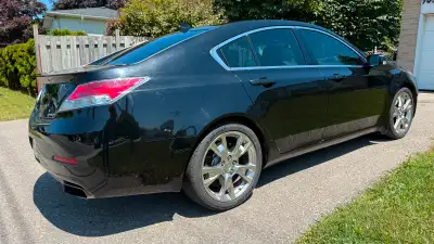 Dependable vehicle, well maintained, 3.7 Litre V6 305HP engine, comes with two sets of tires (one wi...