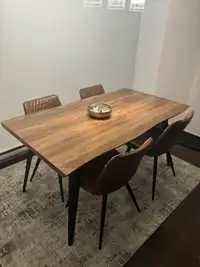 Table et chaise et tapis