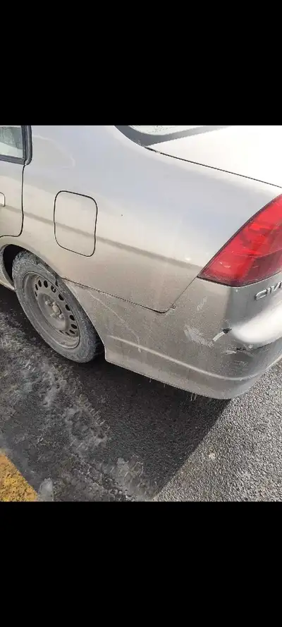 Honda civic 2005 Un peut de Rouillé Roule bien 260000 km Toit ouvrant Rime été Genre acier hiver Deu...