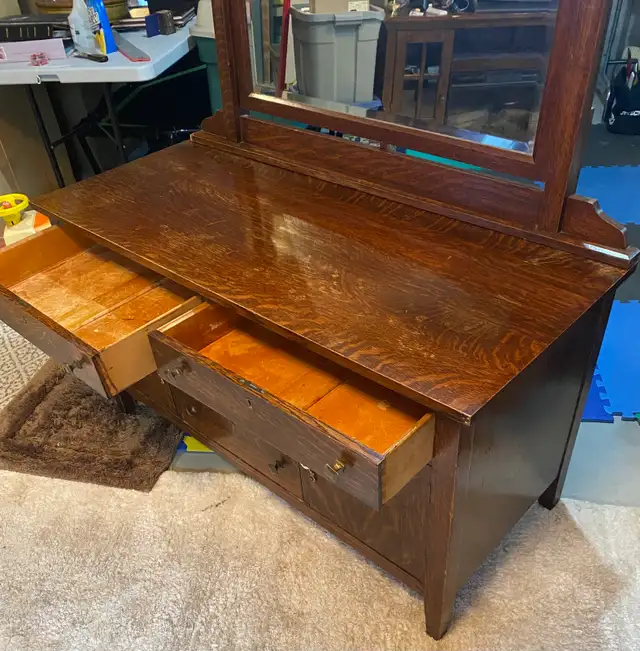 Antique Tiger Oak Dresser and Mirror in Dressers & Wardrobes in St. Albert - Image 5