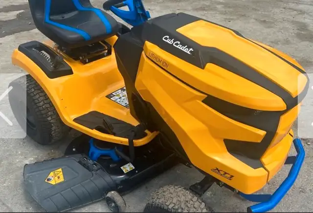 Cub Cadet riding lawnmower62863737543171122