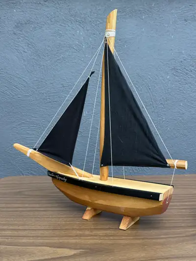 Dimensions: 13" de hauteur, 13" de long (avant à arrière), 2" de large. Bateau en Bois clair, voilie...
