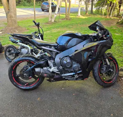 Cbr 1000rr Année 2010 prête à rider pour l'été chaîne neuve spooket neuf pneu neuf 53000kilo contact...