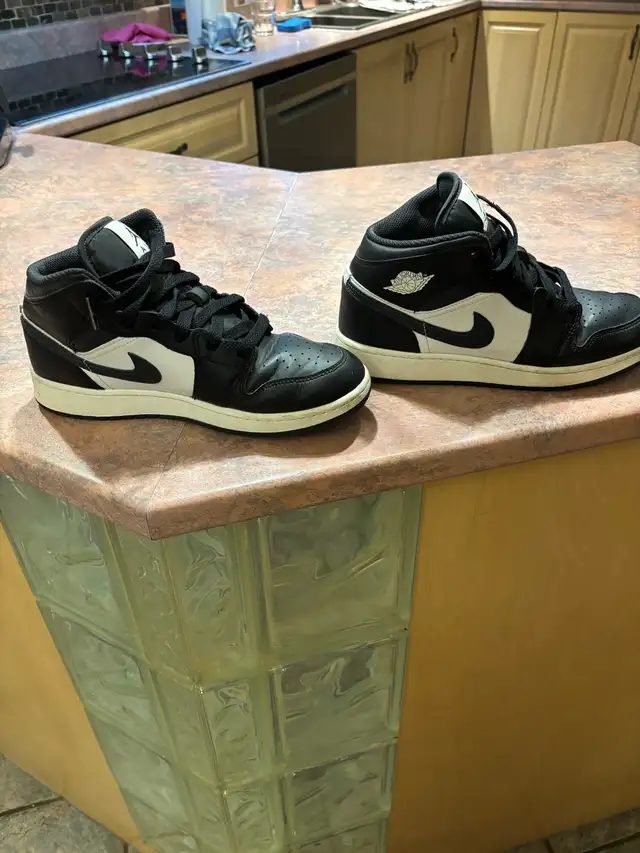 soulier Nike air Jordan gr:6.5 30$ in Basketball in Laval / North Shore - Image 3