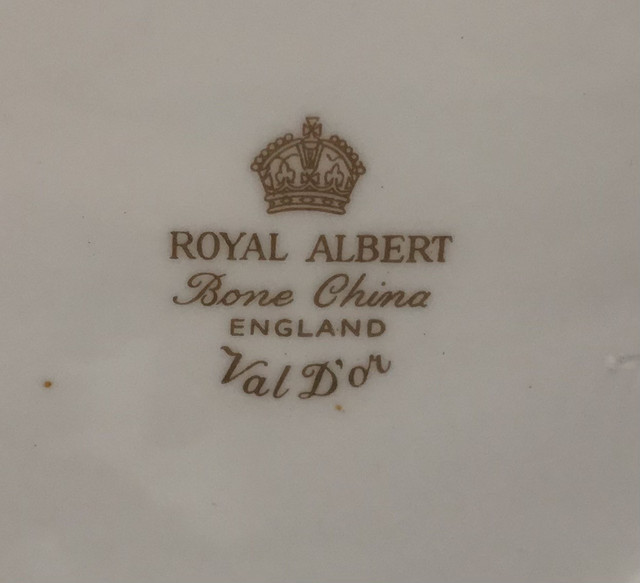 Perfect Condition Royal Albert Val D'or Coffee Pot Teapot in Arts & Collectibles in Winnipeg - Image 3