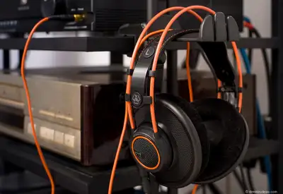 Écouteurs AKG 712 Pro que j'ai depuis quelques années, pas plus de 200 heures d'écoutes. Viens avec...