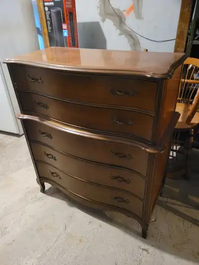 Commode en bois vintage en excellent état. Ce meuble est présentement entreposé dans notre garage et...