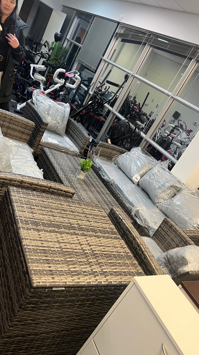 Luxury 6pc rattan patio set includes 2 large tables with storage in Patio & Garden Furniture in Markham / York Region - Image 3