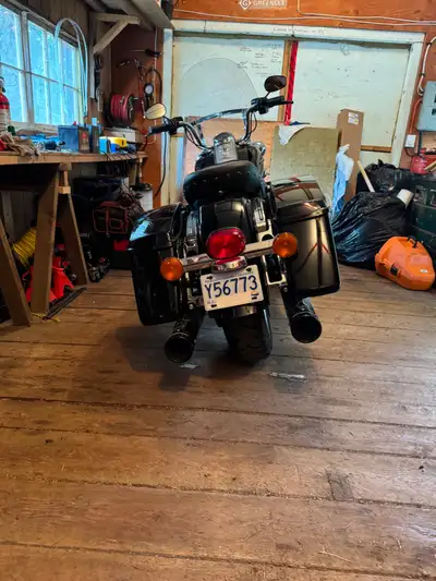 2020 Road king, under 14,000 km, stage one, some black accents added at time of purchase (mirrors, b...