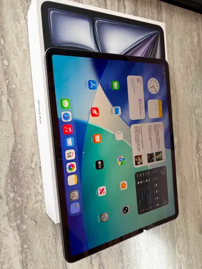 ipad air 13 pouces cellulaire -valeur 1500$ prix 1000$, View more