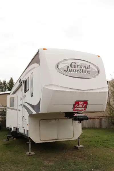 2006 5th wheel Grand Junction 37QSL. 6000w propane generator. 4 slides Washer/Dryer 2 full fridges....