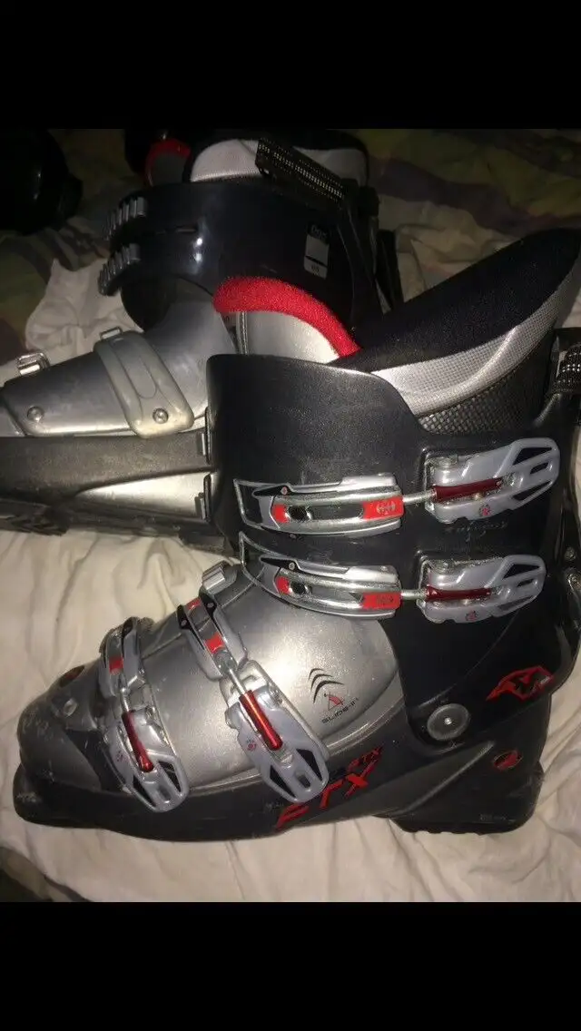 Over 15 pair: downhill ski boots in Ski in Kingston - Image 10