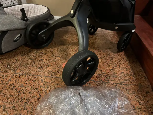 Stokke stroller V6 with bassinet . (car seat extra cash) in Strollers, Carriers & Car Seats in Markham / York Region - Image 11