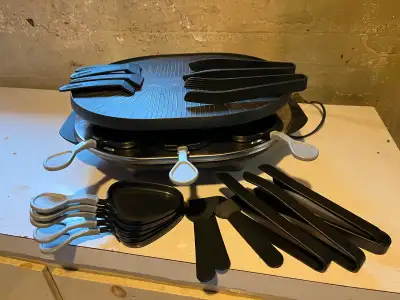 Ensemble à raclette - grill 8 poêlons anti-adhésif, 8 racloirs et 8 pinces ***Très bon état, très pe...