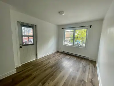 5 1/2 fraîchement rénové, 3 chambres fermées, situé dans un sixplex du Vieux-Longueuil, tout près du...
