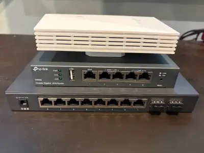 ER605 Router TL-SG2210P PoE+ Switch EAP655-Wall Access Point