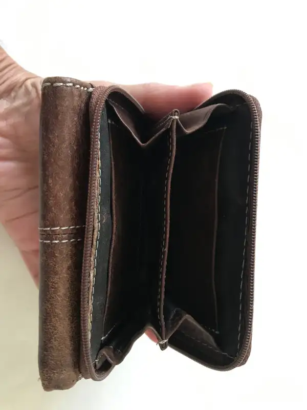 Roots small Trifold Wallet Genuine Leather Bag Card holder in Women's - Bags & Wallets in City of Toronto - Image 8