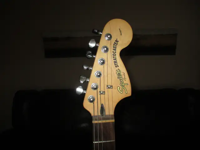 2011 Squier Standard Stratocaster in Guitars in Hamilton - Image 4