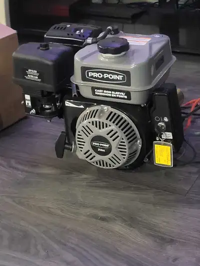 Voici un moteur Pro-Point 212cc en excellente condition, parfait pour les petites machines ou les pr...