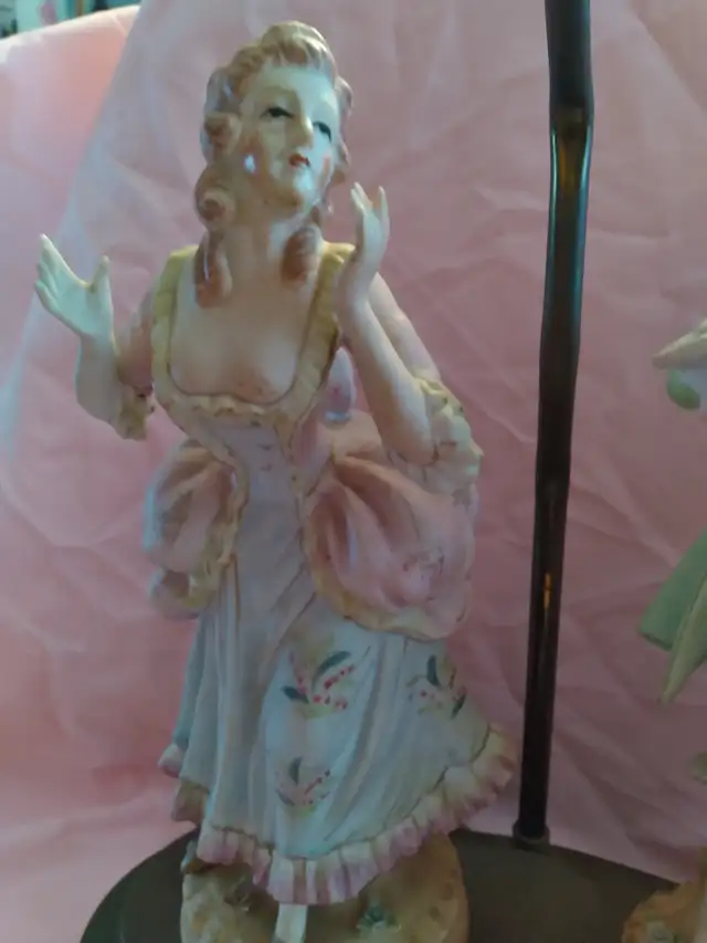 ANTIQUE PORCELAIN TABLE LAMP in Indoor Lighting & Fans in Barrie - Image 4