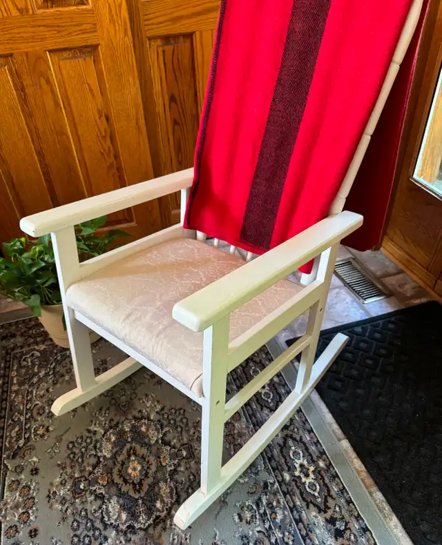 White Wooden Rocking Chair in Chairs & Recliners in Ottawa - Image 7