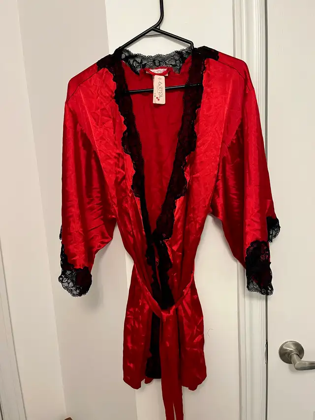 Red Satin Kimono w/ Black Lace Trim *Brand New w/ Tags* in Other in Oakville / Halton Region - Image 2