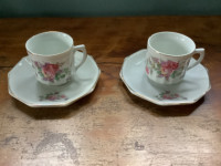 Tasses et sous tasses en fine porcelaine, année 1930