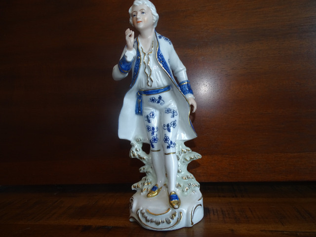 Seymour Mann Figurines (man) in Vienna Woods "Blue Onion" Style in Arts & Collectibles in City of Toronto - Image 2