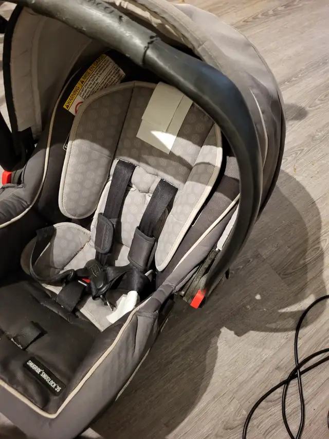 Baby car seat/perfect for newborn.Gently used but like new in Strollers, Carriers & Car Seats in Edmonton - Image 3
