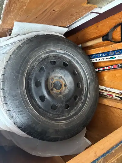 Bonjour, je vends mon set de pneu d’hivers (215/65/17) 4 Tires Rovelo RWS 677 Clouté avec les rims d...