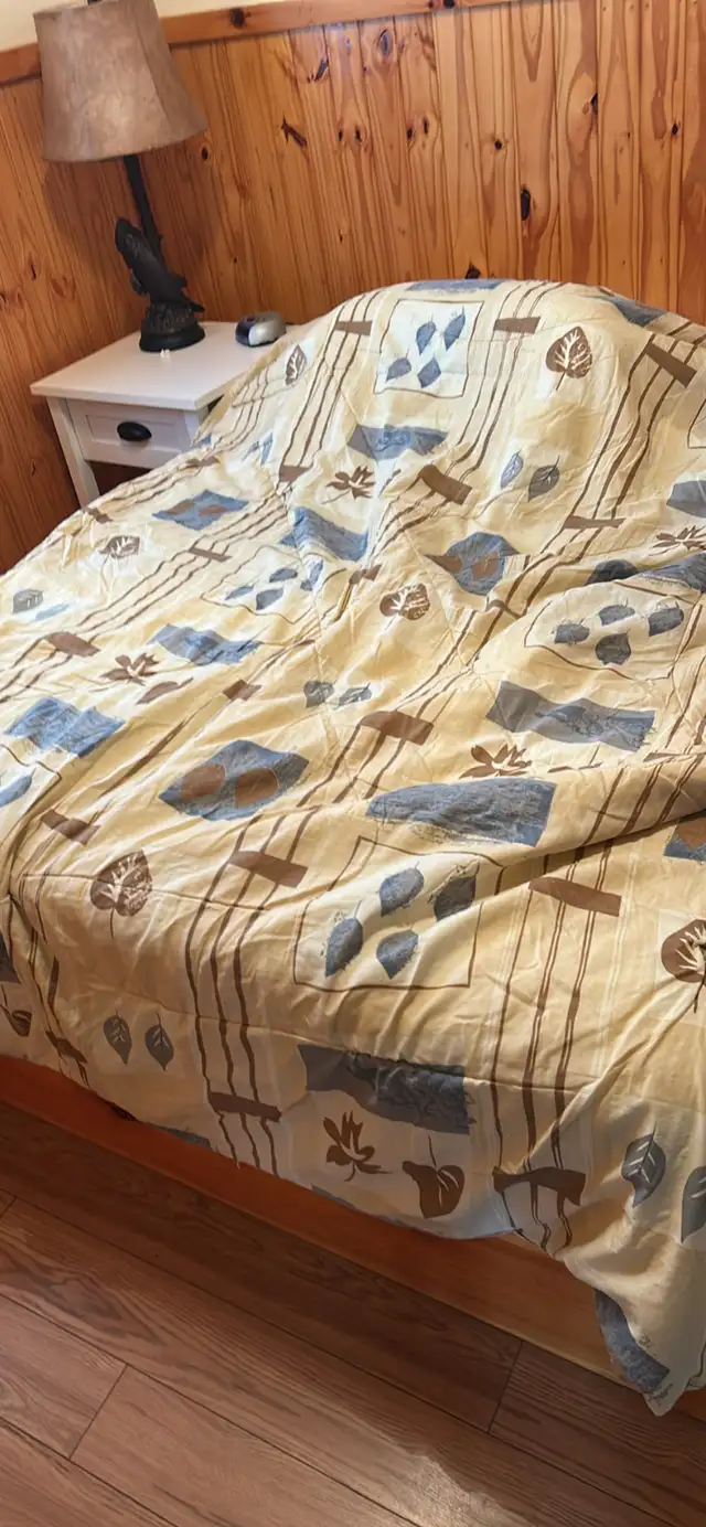 Comforters and blankets double and single $20 each in Bedding in Peterborough - Image 2
