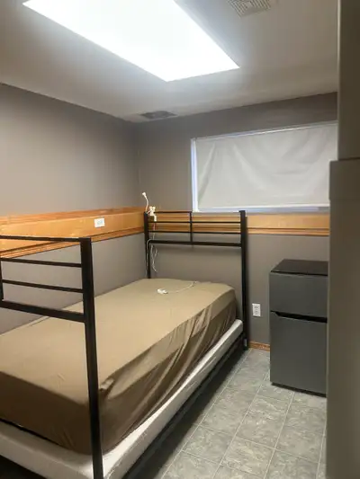 Small room for rent in a shared house, minimum 3-month lease. Close to the hospital and college.