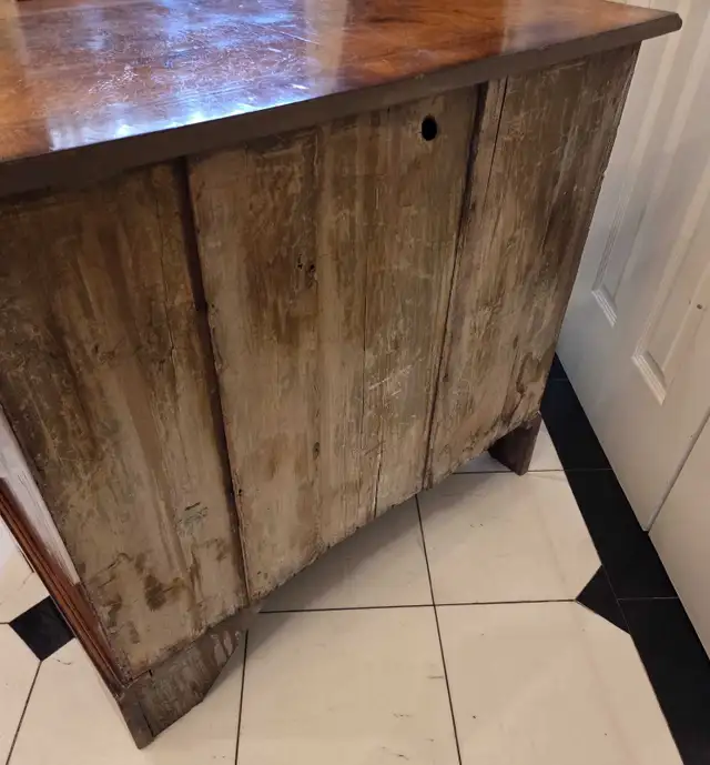 Early 18th Century Walnut Chest of Drawers in Hutches & Display Cabinets in City of Toronto - Image 9