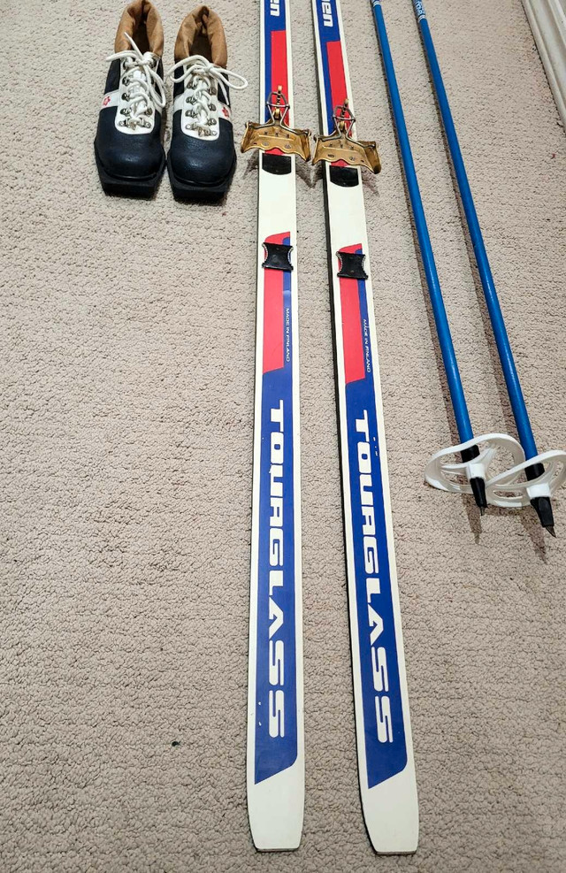 Cross Country Ski set - Waxless - Womens 8 - 8.5 or Mens 7 - 7.5 in Ski in Winnipeg - Image 3