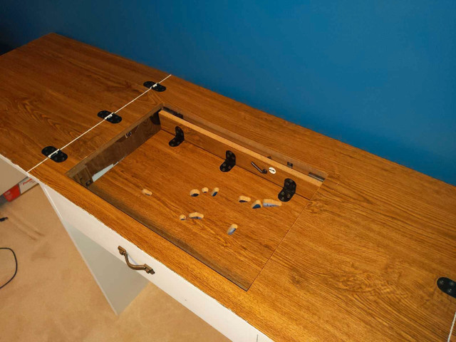 White Sewing Machine Cabinet Table dans Autres tables  à Comté de Strathcona - Image 3