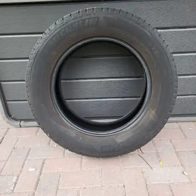 - Michelin Latitude Tour - 225 65/R17 - Practically new - Only driven for about 1000km - No rim