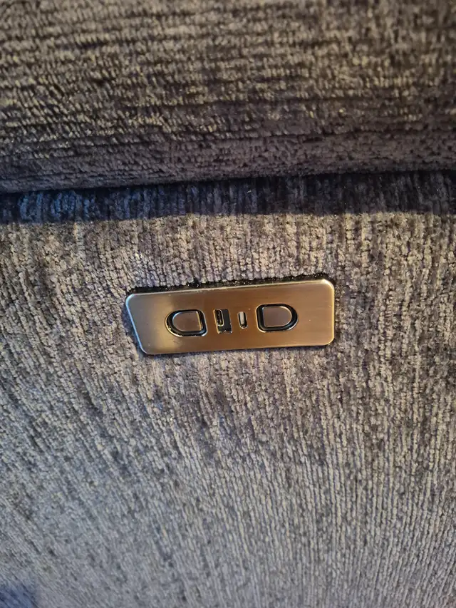 Meuble/canape 3 trois places acheter aout 2025 chez Brick in Couches & Futons in City of Montréal - Image 5