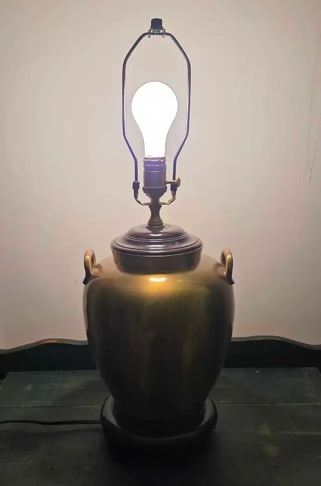 Vintage Wildwood brass table lamp (USA) in Indoor Lighting & Fans in City of Toronto - Image 3