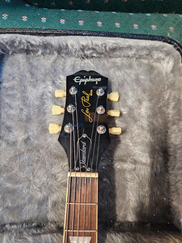 Epiphone Gold Top Standard w Hardshell Case. Excellent Condition in Guitars in Oshawa / Durham Region - Image 3
