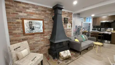 Open concept studio /bachelor basement apartment first time offered. Newly renovated. High ceiling....