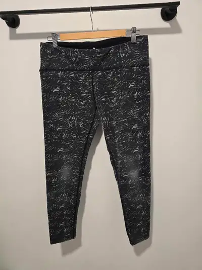 Womens M yoga pants in excellent condition (knees interntional), View more