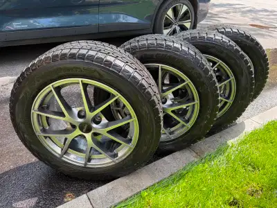 Pneus d'hiver Yokohama IceGuard IG53 avec mags. Ils ont servis sur environ 6000 km sur une Nissan Le...