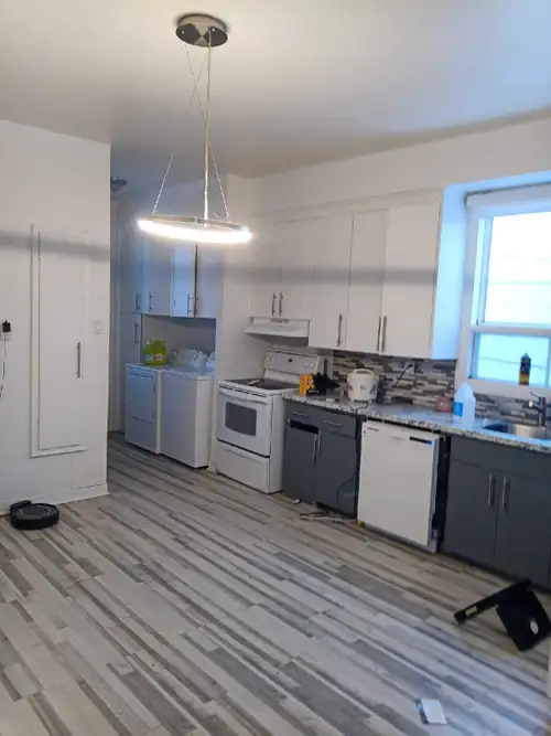 Logement 5 1/2 au 2ieme etage d'un duplex renové et semi meublé avec poele et frigo, situé à quelque...