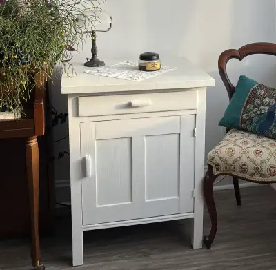 Litière dans un meuble antique transformé, View more