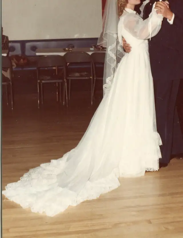 1984 Vintage Wedding Gown in Wedding in Saskatoon - Image 4