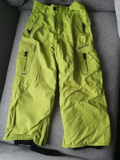 These are a pair of Ripzone youth ski pants, perfect for hitting the slopes this winter! These vibra...