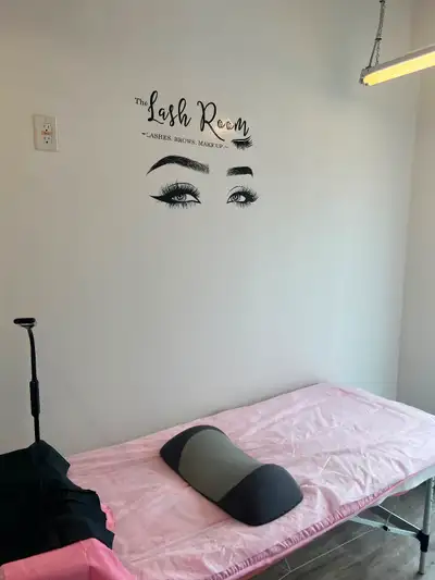 Room rental perfect for Aesthetician, Lash tech, massage therapist , brow artist located In Kensingt...