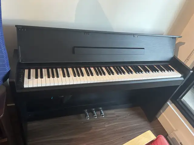 Yamaha piano in Pianos & Keyboards in City of Montréal - Image 5