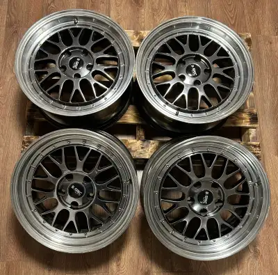 Mags R-Spec / RTX Amaze II chrome noir 17po Bolt pattern : 5x114.3 Offset +40mm Bon etat .. raison d...