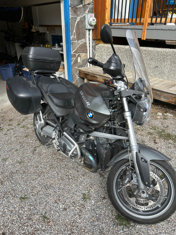 (SALE PENDING MAY 15) 2011 BMW R1200R low mileage, equipped in Sport Touring in Banff / Canmore